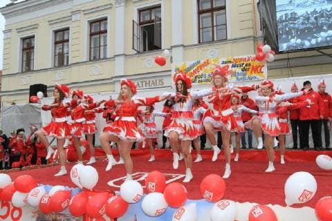 Beginn der drei tollen Karnevalstage am Sonntag (11.02.2018) in der Stadt Neukalen (Landkreis Mecklenburgische Seenplatte). Der Karnevalsclub NCC startete im Verlauf des Tages in seine 60. Saison. Die steht diesmal unter dem Motto In 60 Jahren Carneval gab s schon viel zu lachen zum Jubiläum lässt es der NCC richtig krachen. Hinsichtlich dessen gaben die Karnevalisten dem Publikum im Verlauf des Tages mit einem bunten Programm einen Vorgeschmack auf das was sie in den kommenden drei Tagen in der Karnevalshochburg erwartet. Dort feiert man immer besonders ausgelassen die närrische Zeit. So gehört der Ort mittlerweile zu den Karnevalshochburgen im Land Mecklenburg Vorpommern. *** Beginning of three great days of Carnival on Sunday 11 02 2018 in the city Neukalen Mecklenburgische Seenplatte district of NCC Carnival Club launched in the