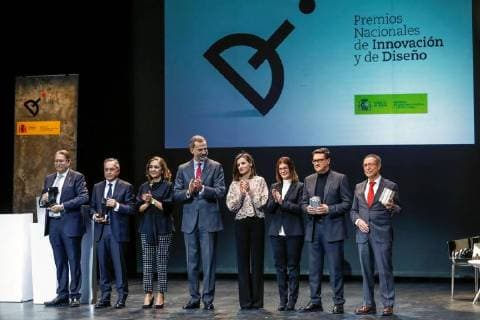 Spain s King Felipe VI (C) and Queen Letizia (4R) pose with laureates as they preside over the 2017 Design and Innovation Awards handover ceremony in Madrid, Spain, 12 February 2018. The Design and Innovation Awards are given by Spanish Economy, Industry and Competitiveness Ministry. Royal Couple chairs Design and Innovation Awards ceremony !ACHTUNG: NUR REDAKTIONELLE NUTZUNG!  Copyright: xEmilioxNaranjox GRAF9731 20180212-636540400486642672