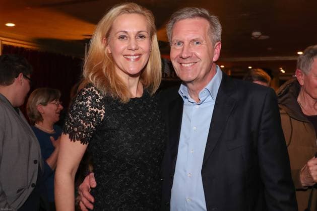 Hannover, 12.02.2018, GOP, Stunk Sitzung der Lindener Narren, Ex Bundespräsident Christian Wulff mit Gattin Bettina, die im Programm mitgesungen hat, *** Hanover 12 02 2018 GOP stink session the Lindener fools ex German President Christian Wulff with wife Bettina who has sung in the program