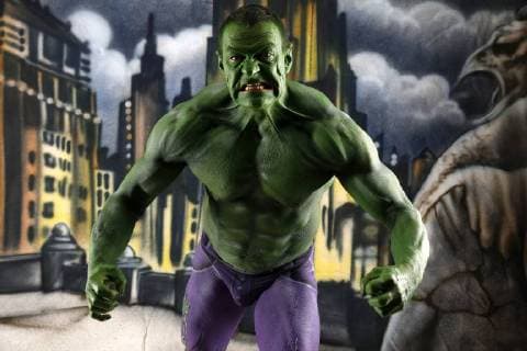 Bilder des Tages GEEK ART - Bodypainting meets SciFi, Fantasy and more: Hulk vs Iron Quinn Photoshooting mit Model Fred als Hulk in einer Comic-Kulisse im Fotostudio Schubert. Niedernwöhren, 13.02.2018 - Ein Projekt des Fotografen Tschiponnique Skupin und des Bodypainters und Transformakers Enrico Lein