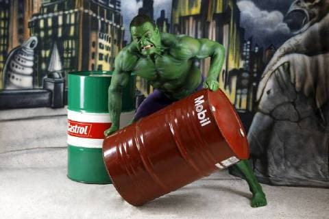 GEEK ART - Bodypainting meets SciFi, Fantasy and more: Hulk vs Iron Quinn Photoshooting mit Model Fred als Hulk in einer Comic-Kulisse im Fotostudio Schubert. Niedernwöhren, 13.02.2018 - Ein Projekt des Fotografen Tschiponnique Skupin und des Bodypainters und Transformakers Enrico Lein