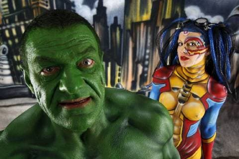 GEEK ART - Bodypainting meets SciFi, Fantasy and more: Hulk vs Iron Quinn Photoshooting mit den Models Fred und Sarah als Hulk und Iron Quinn in einer Comic-Kulisse im Fotostudio Schubert. Niedernwöhren, 13.02.2018 - Ein Projekt des Fotografen Tschiponnique Skupin und des Bodypainters und Transformakers Enrico Lein