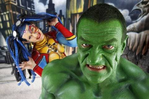 GEEK ART - Bodypainting meets SciFi, Fantasy and more: Hulk vs Iron Quinn Photoshooting mit den Models Sarah und Fred als Iron Quinn und Hulk in einer Comic-Kulisse im Fotostudio Schubert. Niedernwöhren, 13.02.2018 - Ein Projekt des Fotografen Tschiponnique Skupin und des Bodypainters und Transformakers Enrico Lein