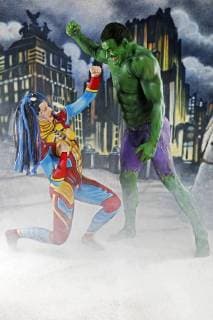 GEEK ART - Bodypainting meets SciFi, Fantasy and more: Hulk vs Iron Quinn Photoshooting mit den Models Sarah und Fred als Iron Quinn und Hulk in einer Comic-Kulisse im Fotostudio Schubert. Niedernwöhren, 13.02.2018 - Ein Projekt des Fotografen Tschiponnique Skupin und des Bodypainters und Transformakers Enrico Lein
