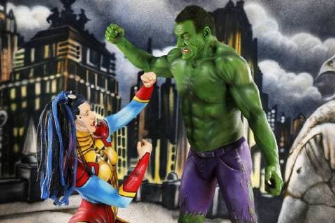 GEEK ART - Bodypainting meets SciFi, Fantasy and more: Hulk vs Iron Quinn Photoshooting mit den Models Sarah und Fred als Iron Quinn und Hulk in einer Comic-Kulisse im Fotostudio Schubert. Niedernwöhren, 13.02.2018 - Ein Projekt des Fotografen Tschiponnique Skupin und des Bodypainters und Transformakers Enrico Lein