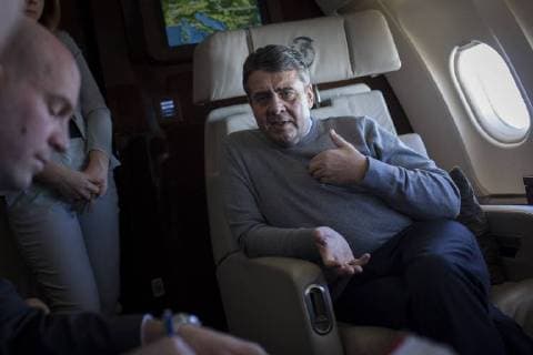 Themen der Woche Bilder des Tages Sigmar Gabriel, SPD, Bundesaussenminister, aufgenommen bei einem Hintergrundgespraech mit Journalisten auf dem Flug nach Belgrad, 14.02.2018. Belgrad Serbia *** Sigmar Gabriel SPD Foreign Minister taken during a background interview with journalists on the flight to Belgrade 14 02 2018 Beograd Serbia Copyright: xFlorianxGaertnerx