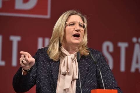 Bilder des Tages Bundesjustizminister Heiko Maas (SPD) und die designierte Landesvorsitzende Anke Rehlinger sprechen am Mittwoch (14.2.2018) vor dem Politischen Aschermittwoch ihrer Partei in Siersburg. *** Bundesjustizminister Heiko Maas SPD and the designated country Chairman Anke Rehlinger speak on Wednesday 14 2 2018 before the political Ash Wednesday of her party in Siersburg