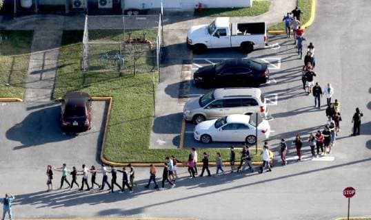 Themen der Woche Bilder des Tages February 16, 2018 - Parkland, FL, USA - Students are evacuated by police out of Marjorie Stoneman Douglas High School in Parkland after a shooter opened fire on the campus. , South Florida Sun-Sentinel Parkland USA - ZUMAss5_ 20180216_zaf_ss5_001 Copyright: xMikexStockerx