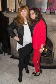 Sarah Alles mit Mutter Gudrun bei der Verleihung des Blaue Blume Award 2018 im Restaurant Grosz. Berlin, 14.02.2018