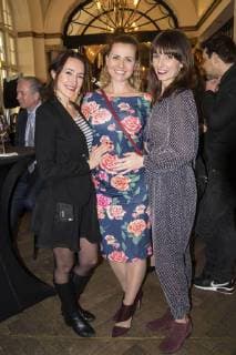 Maike von Bremen, Jessica Boehrs und Gast bei der Verleihung des Blaue Blume Award 2018 im Restaurant Grosz. Berlin, 14.02.2018