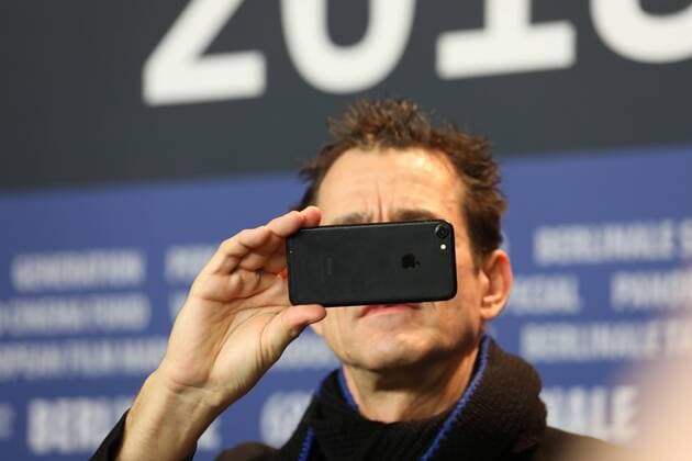 Bilder des Tages Tom Tykwer (Jury) mit Smartphone auf der PK der Berlinale am 15.02.2018 Tom Tykwer (Jury) mit Smartphone auf der PK der Berlinale am 15.02.2018