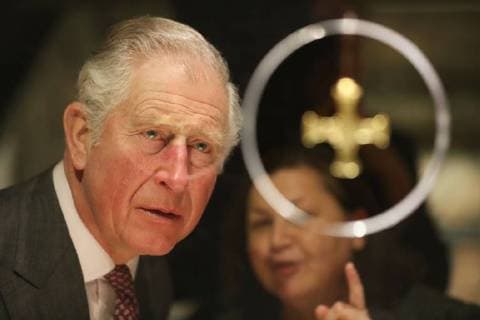 Bilder des Tages . 15 02 2018. Durham, United Kingdom. Prince Charles, Prince of Wales views St Cuthbert s pectoral cross during a tour of Durham Cathedral, United Kingdom.  xROTAx xi-Imagesx IIM-16967-0006