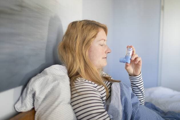 Frau liegt im Bett und benutzt ein Aerosol, Bonn, 13.02.2018. Bonn Deutschland