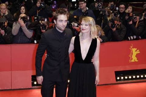 Robert Pattinson und Mia Wasikowska, die beiden Schauspieler bei der Damsel Film Premiere im Rahmen der 68. Internationale Filmfestspiele Berlinale am 16.02.2018 in Berlin Berlinale 2018- Damsel Filmpremiere in Berlin