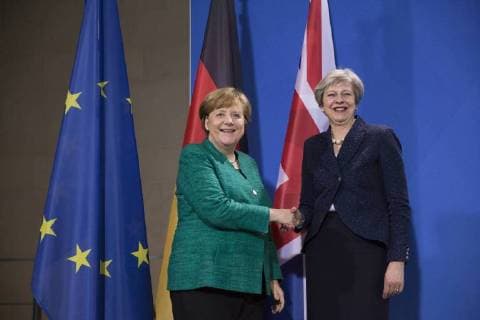 Themen der Woche Bilder des Tages February 16, 2018 - Berlin, Germany - German Chancellor Angela Merkel and British Prime Minister Theresa May shake hands at the end of a press conference at the Chancellery in Berlin, Germany on February 16, 2018. Berlin Germany  - ZUMAn230 20180216_zaa_n230_562 Copyright: xEmmanuelexContinix