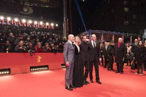 Schauspieler Robert Pattinson mit Schauspielerin Mia Wasikowska und den Refisseuren David und Nathan Zellner während der Premiere des Films DAMSEL anlässlich der 68. Internationalen Filmfestspiele Berlin 68. Internationale Filmfestspiele Berlin
