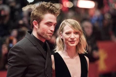 Schauspieler Robert Pattinson mit Schauspielerin Mia Wasikowska während der Premiere des Films DAMSEL anlässlich der 68. Internationalen Filmfestspiele Berlin 68. Internationale Filmfestspiele Berlin