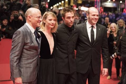 Bilder des Tages Schauspieler Robert Pattinson mit Schauspielerin Mia Wasikowska und den Refisseuren David und Nathan Zellner während der Premiere des Films DAMSEL anlässlich der 68. Internationalen Filmfestspiele Berlin 68. Internationale Filmfestspiele Berlin