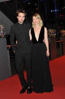 68th Berlin International Film Festival. Festival Internazionale del Cinema di Berlino 2018. Red carpet film Damsel. Pictured: Mia Wasikowska, Robert Pattinson  Copyright: xPoolxRomax2x xIPAx xPoolxRomax2x