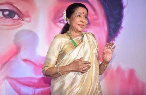 February 16, 2018 - Mumbai, India - Indian playback singer Asha Bhosle present at the 5th Yash Chopra Memorial Award at hotel JW Marriott, Juhu in Mumbai. Mumbai India - ZUMAs197 20180216_zaa_s197_083 Copyright: xAzharxKhanx xSopaxImagesx