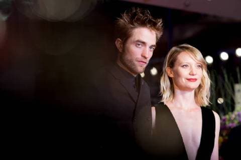Schauspieler Robert Pattinson mit Schauspielerin Mia Wasikowska während der Premiere des Films DAMSEL anlässlich der 68. Internationalen Filmfestspiele Berlin snapshot-photography xK.M.Krause