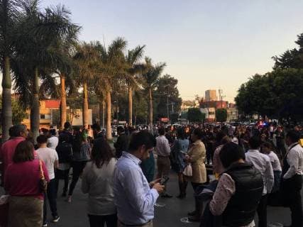 (180217) -- MEXICO CITY, Feb. 17, 2018 -- People gather at a square in Mexico City, capital of Mexico, on Feb. 16, 2018. A 7.1-magnitude earthquake hit Mexico at 7:39 a.m. Saturday (Beijing Time), according to the China Earthquake Networks Center (CENC). ) (yy) MEXICO-MEXICO CITY-QUAKE xuxrui 