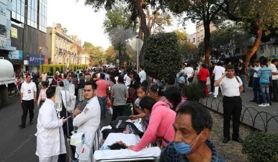 Bilder des Tages Erdbeben in Mexiko February 16, 2018 - EUM20180216NAC30.JPG.CIUDAD DE MEXICO, Seism Sismo-CDMX.- Este 16 de febrero de 2018 se registro a las 17:39 horas un sismo de magnitud 7.2, con epicentro en Pinotepa Nacional, segun el Servicio Sismologico Nacional. En imagen, aspectos de personas y pacientes evacuados en el hospital Ãlvaro Obregon, de la colonia Roma, en el Centro de la Ciudad de Mexico. Foto: Agencia EL UNIVERSAL AFBV  - ZUMAu78_ 20180216_zaf_u78_085 Copyright: xValentexRosasx