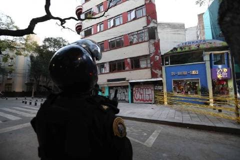 Erdbeben in Mexiko February 16, 2018 - EUM20180216NAC41.JPG.CIUDAD DE MEXICO, Seism Sismo-CDMX.- Este 16 de febrero de 2018 se registro a las 17:39 horas un sismo de magnitud 7.2, con epicentro en Pinotepa Nacional, segun el Servicio Sismologico Nacional. En imagen, aspectos del inmueble ubicado en Avenida Mexico y Chilpancingo, en la colonia Hipodromo en el Centro de la ciudad de Mexico, el cual ya estaba danado por los sismos de septiembre de 2017 y se inclino luego de este mas reciente movimiento. Foto: Agencia EL UNIVERSAL AFBV  - ZUMAu78_ 20180216_zaf_u78_102 Copyright: xValentexRosasx