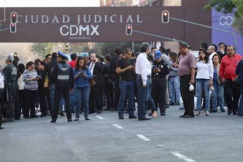 Erdbeben in Mexiko February 16, 2018 - EUM20180216NAC51.JPG.CIUDAD DE MEXICO, Seism Sismo-CDMX.- Este 16 de febrero de 2018 se registro a las 17:39 horas un sismo de magnitud 7.2, con epicentro en Pinotepa Nacional, segun el Servicio Sismologico Nacional. En imagen, aspectos de personas evacuadas de diversos inmuebles en la colonia Doctores, en el Centro de la ciudad de Mexico. Foto: Agencia EL UNIVERSAL Berenice Fregos AFBV  - ZUMAu78_ 20180216_zaf_u78_113 Copyright: xBerenicexFregosox