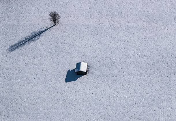 Zell am See THEMENBILD - Baeume werfen schatten auf die schneebedeckte Landschaft, aufgenommen am 5. Feber 2018 in Zell am See - Kaprun, Oesterreich Trees cast shadows on the snow-covered landscape, Zell am See Kaprun, Austria on 2018 02 05.