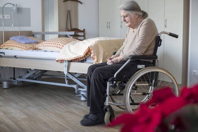 Demente Seniorin im Rollstuhl allein in ihrem Zimmer im Seniorenheim, Köln, Nordrhein-Westfalen, Deutschland, Europa Copyright: imageBROKER/JanxTepass ibxjte04628106.jpg