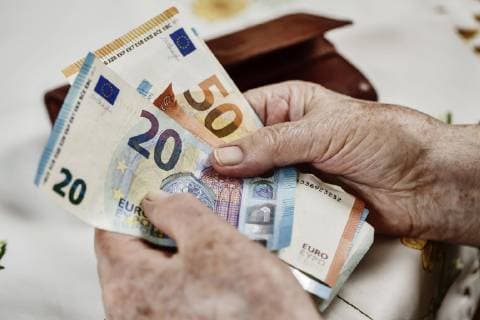  Seniorin zählt Geldscheine, Nahaufnahme, Deutschland, Europa *** Senior citizen counts banknotes close-up Germany Europe Copyright: imageBROKER/JanxTepass ibxjte04634741.jpg