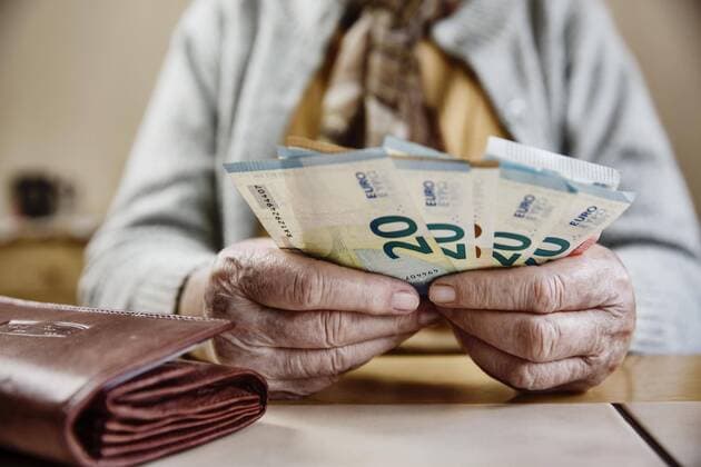 Hand einer Seniorin mit Euroscheinen, zählt ihr Geld, Deutschland, Europa *** Hand of a senior citizen with euro notes counts her money Germany Europe Copyright: imageBROKER JanxTepass ibxjte04634744.jpg