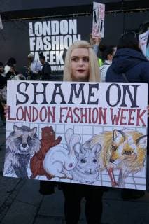 Bilder des Tages Hundreds of animal activists protest at London Fashion Week against the cruelty of fur in fashion. FEBRUARY 17th 2018  SLIx18269