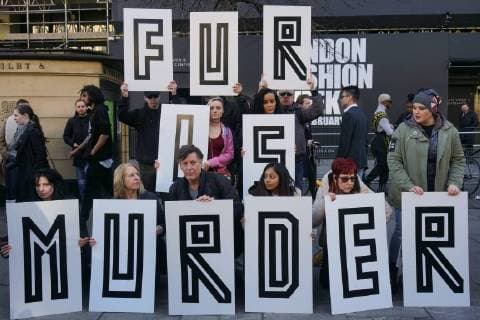 Bilder des Tages Bilder des Tages Hundreds of animal activists protest at London Fashion Week against the cruelty of fur in fashion. FEBRUARY 17th 2018  SLIx18269