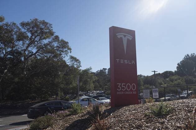 February 17, 2018 - Palo Alto, California, United States - Tesla sign in front of Tesla office in Palo Alto on February 16, 2018, Palo Alto, California. Palo Alto United States  - ZUMAn230 20180217_zaa_n230_982 Copyright: xYichuanxCaox