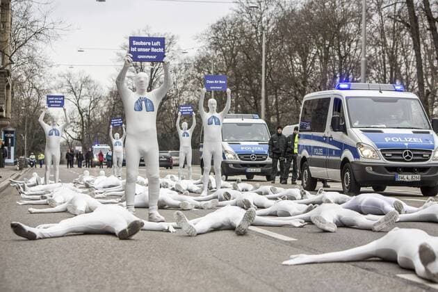 Themen der Woche Bilder des Tages DEU; Deutschland, Stuttgart, 19.02.2018: Die Umweltorganisation Greenpeace demonstriert auf der Bundesstraße 14 in Stuttgart. Rund 40 Aktivisten fordern saubere Luft - nicht nur an der Feinstaub-Hauptstraße der Republik. Das Neckartor in Stuttgart gilt als die am stärksten belastete Straße in Deutschland. Â *** Germany Stuttgart 19 02 2018 the environmental organisation Greenpeace demonstrated on Highway 14 in Stuttgart round 40 activists not only request clean air particulates main street of the Republic Neckar goal in Stuttgart is considered the most heavily burdened Street in Germany Â