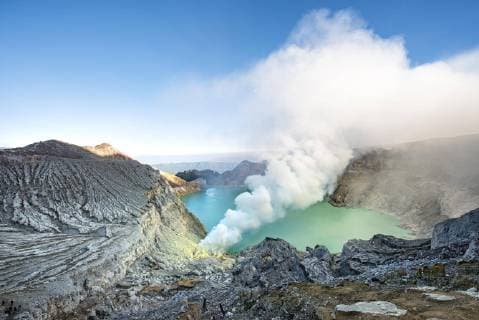 Vulkan Kawah Ijen, Vulkankrater mit Kratersee und dampfenden Schloten, Morgenlicht, Banyuwangi, Sempol, Jawa Timur, Indonesien, Asien Copyright: imageBROKER/MaraxBrandl ibxmab04634504.jpg
