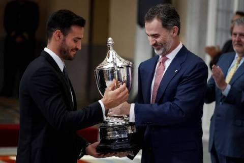 Spanish King Felpe VI (R) presents King Felipe VI Award to Spanish canoeist Saul Craviotto (L), four-time olympic medalist, during National Sports Awards 2016 ceremony at El Pardo Palace in Madrid, Spain, 19 February 2018. Spanish Royals present 2016 National Sports Awards !ACHTUNG: NUR REDAKTIONELLE NUTZUNG!  Copyright: xEmilioxNaranjox GRAF4763 20180219-636546500678994671