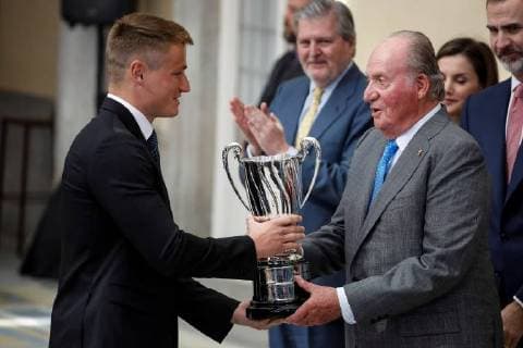 Emeriti Spanish King Juan Carlos (R) presents the Best New Sportsman Award to Spanish canoeist and golden olympic medal in K-1 1,000 meters event Marcus Cooper Walz (L), during National Sports Awards 2016 ceremony at El Pardo palace in Madrid, Spain, 19 February 2018. Spanish Royals present 2016 National Sports Awards !ACHTUNG: NUR REDAKTIONELLE NUTZUNG!  Copyright: xEmilioxNaranjox GRAF4780 20180219-636546503950435724