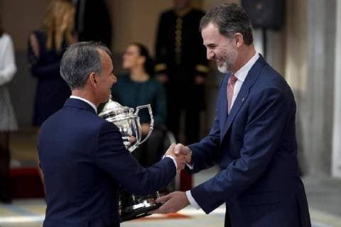 Spanish King Felipe VI (R) presents the Joaquin Blume trophy to a teacher of CEIP Ferroviario Ciudad Real during the National Sports Awards 2016 ceremony at El Pardo Palace in Madrid, Spain, 19 February 2018. Spanish Royals present 2016 National Sports Awards !ACHTUNG: NUR REDAKTIONELLE NUTZUNG!  Copyright: xEmilioxNaranjox GRAF4809 20180219-636546508601137536