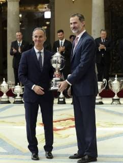 Spanish King Felipe VI (R) presents the Joaquin Blume trophy to a teacher of CEIP Ferroviario Ciudad Real during the National Sports Awards 2016 ceremony at El Pardo Palace in Madrid, Spain, 19 February 2018. Spanish Royals present 2016 National Sports Awards !ACHTUNG: NUR REDAKTIONELLE NUTZUNG!  Copyright: xBallesterosx GRAF4816 20180219-636546508697234152