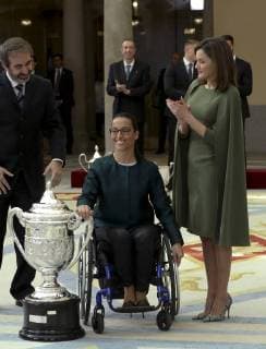 Spain s Queen Letizia (R) presents the Infanta Sofia Award to Spanish paralympic swimmer Teresa Perales (L) during the National Sports Awards 2016 ceremony at El Pardo Palace in Madrid, Spain, 19 February 2018. Spanish Royals present 2016 National Sports Awards !ACHTUNG: NUR REDAKTIONELLE NUTZUNG!  Copyright: xBallesterosx GRAF4835 20180219-636546512809888515