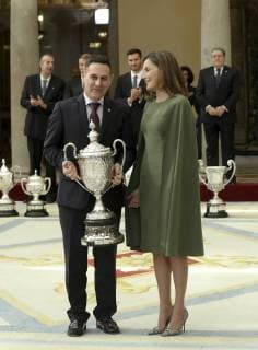 Spain s Queen Letizia (R) presents baron de Guel Cup to Spanish Canoeing President, Juan Jose Roman Mangas (L), during National Sports Awards 2016 ceremony at El Pardo Palace in Madrid, Spain, 19 February 2018. Spanish Royals present 2016 National Sports Awards !ACHTUNG: NUR REDAKTIONELLE NUTZUNG!  Copyright: xBallesterosx GRAF4820 20180219-636546517631933299