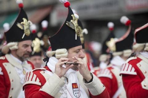  Karnevalkorps mit Querflöten, Rote Funken, Rosenmontagszug, Köln, Nordrhein-Westfalen, Deutschland, Europa *** Carnival Corps with flutes red sparks parade Cologne Nordrhein Westfalen Germany Europe Copyright: imageBROKER/JanxTepass ibljte04642169.jpg