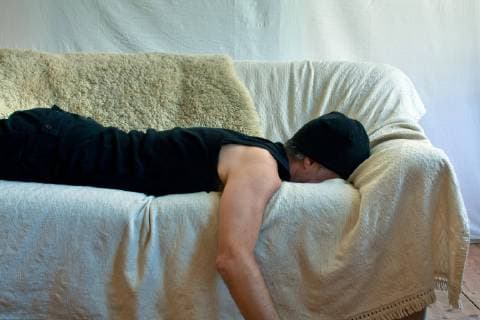  Symbolbild Alkohol, verkaterter Mann auf Sofa liegend *** Icon image lying alcohol hung-over man on sofa Copyright: imageBROKER/LutzxWallroth ibxlwa04620631.jpg