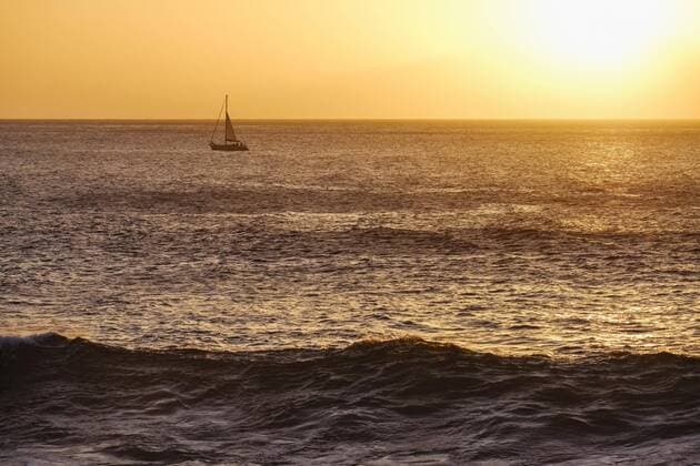 Segelboot auf Meer im Abendlicht, Atlantik, La Gomera, Kanarische Inseln, Kanaren, Spanien, Europa Copyright: imageBROKER/MartinxSiepmann ibxman04643065.jpg