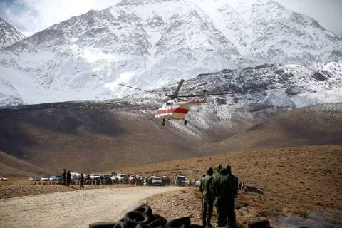 Themen der Woche Bilder des Tages Flugzeugabsturz im Iran: Rettungskräfte finden Wrack (180219) -- DENA, Feb. 19, 2018 -- Iranian rescuers search for the wreckage of a passenger plane that crashed on Sunday at Dena mountain, central Iran, on Feb. 19, 2018. Iran found the wreckage of the crashed Aseman Airlines ATR-72 plane on Monday and received condolences from Chinese, Russian and United Nations (UN) leaders for the victims of the incident and their families. ) (srb) IRAN-DENA-PLANE CRASH-SEARCH AryaxJafari 