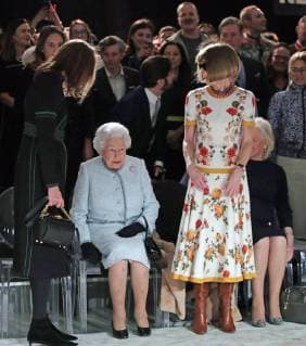 . 20 02 2018. London, United Kingdom. Queen Elizabeth II sits with Anna Wintour and Caroline Rush (left), Chief Executive of the British Fashion Council as they watch the Richard Quinn show at London Fashion Week.  xROTAx xi-Imagesx IIM-17022-0001