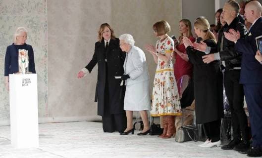 . 20 02 2018. London, United Kingdom. Queen Elizabeth II sits with Anna Wintour and Caroline Rush (left), Chief Executive of the British Fashion Council as they watch the Richard Quinn show at London Fashion Week.  xROTAx xi-Imagesx IIM-17022-0006